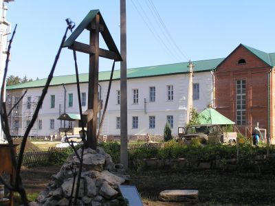 Корпус келий с церковью Успения