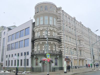 Доходный дом, 1799-1836 гг., 1886 г., 1927-1933 гг., архитектор Р.И.Клейн. Здесь в 1838-1840 гг. собирался салон Д.Н.Свербеева. В 1841 г. жил основатель Археологической комиссии, основатель "Строгановского училища" граф С.Г.Строганов. В 1919-1938 гг. разм