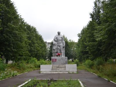 Памятник рабочим завода "Дубитель", погибшим в годы Великой Отечественной войны. 1941-1945 гг. Автор  А.Г.Плешков. 1967 г.