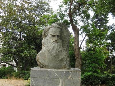 Памятник-бюст Л.Н.Толстому (скульптор Д.Журавлев)