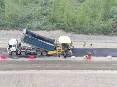 Дорожники приступили к асфальтированию участка трассы «Колыма» в Оймяконском районе