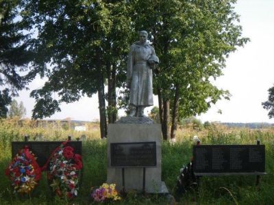 Братская могила советских воинов