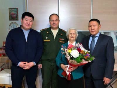 Единственная в Якутске. Защитницу Москвы Лилию Коптелову поздравили с Днем воинской славы России