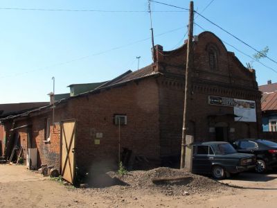 Склад с лавкой, ворота