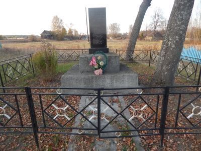 Братская могила 17 советских воинов и партизан, погибших в 1941-1945 гг. в боях с немецко-фашистскими захватчиками