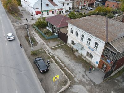 Дом купеческий каменный двухэтажный с торговыми помещениями на первом этаже