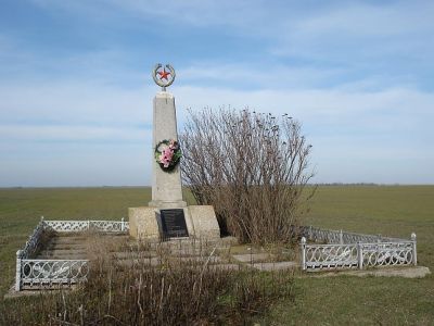 Братская могила советских воинов и мирных жителей – жертв фашистского террора