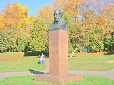 Памятник-бюст А.Н.Крылову, 1960 г., скульптор Л.Е.Кербель, архитектор Ю.И.Гольцев