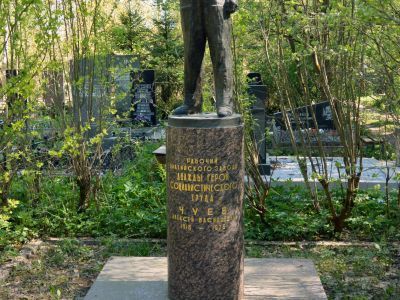 Могила Чуева Алексея Васильевича (1918-1976), бригадира токарей Ленинградского Балтийского судостроительного завода имени С. Орджоникидзе, члена ЦК КПСС, депутата Верховного Совета СССР, дважды Героя Социалистического Труда