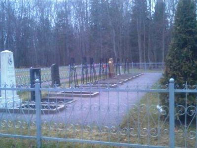 Памятное место, где захоронены советские воины, погибшие в 1941-1944 гг., в том числе – Герой Советского Союза летчик Петров Георгий Георгиевич (1910-1944)