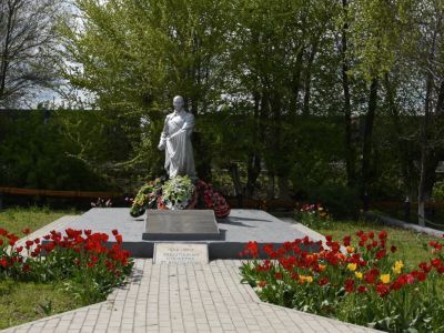 Братская могила советских воинов, погибших при налете фашистской авиации