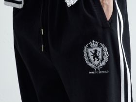Чёрные прямые спортивные брюки с вышивкой и лампасами Глория Джинс