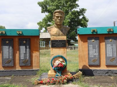 Памятник Герою Советского Союза О.А.Денисову