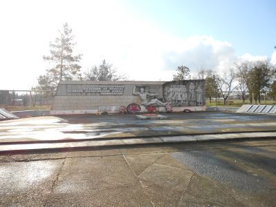 Братская могила воинов, погибших в годы гражданской и Великой Отечественной войн