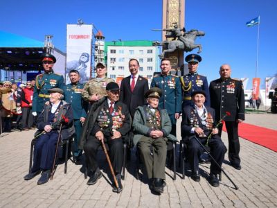 Айсен Николаев поздравил якутян с 80-летием Великой Победы на площади Победы в Якутске