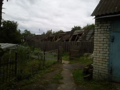 Бревенчатый дом во дворе