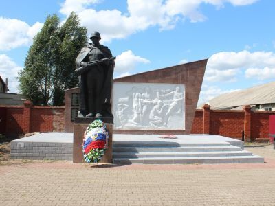 Братская могила советских воинов, погибших в боях с фашистскими захватчиками в 1943 году. Захоронено 84 человека, имена установлены. Скульптура советского воина