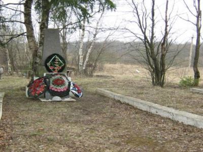 Братская могила, где захоронены 107 воинов Советской Армии, погибших в период Великой Отечественной войны 1941-1945 гг.