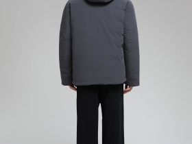 Утепленная куртка с капюшоном