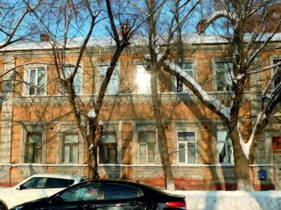 Двухэтажный каменный жилой дом