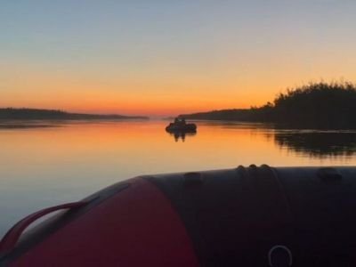 Мужчина и женщина застряли на надувной лодке на реке Лене