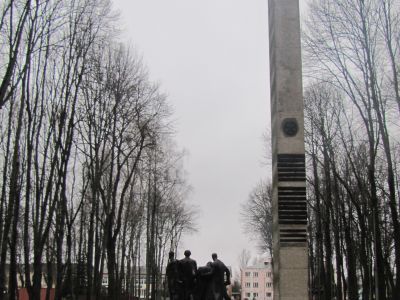 Памятный камень, установленный в честь 100-й, 127-й, 153-й и 161-й стрелковых дивизий, отличившихся в боях за г. Ельню, которым первым в Красной Армии было присвоено звание "Гвардейских", чем было положено основанию Советской гвардии