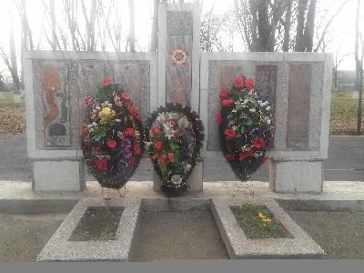 Братская могила советских воинов и мирных жителей, казненных фашистскими оккупантами