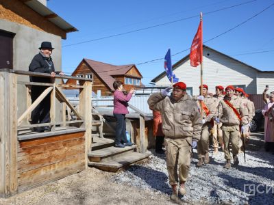«Поём двором»: в Мархе поздравили 102-летнего ветерана Наума Слепцова