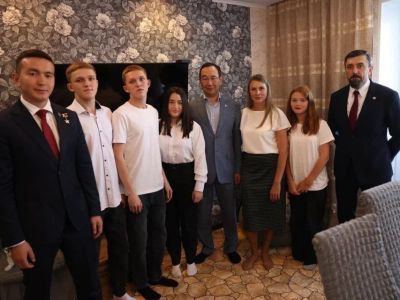 Глава Якутии и Герой России Игорь Юргин посетили семью участника СВО в Нерюнгринском районе