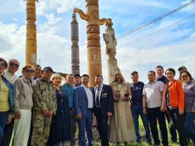 В честь Героя Труда Владимира Михайлова установили памятное сэргэ
