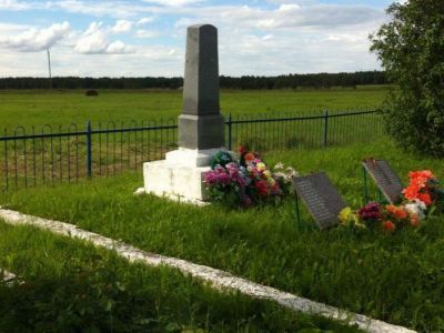 Братская могила воинов Советской Армии, погибших в боях с немецко-фашистскими захватчиками в период Великой Отечественной войны