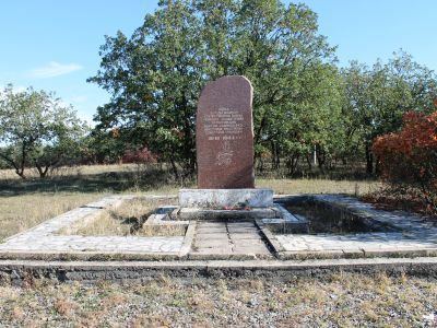 Братская могила мирных жителей - жертв фашистского террора