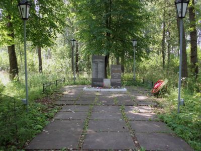 Братское захоронение советских воинов, погибших в 1941-1944 гг., здесь захоронен Герой Советского Союза летчик БРИНЬКО Петр Антонович (1915-1941)
