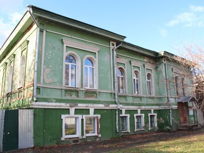 Дом двухэтажный каменный с мезонином