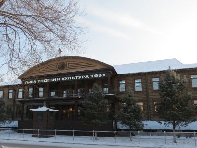 Бывшее здание муздрамтеатра, где проходили съезды народно-революционной партии и Великие Хуралы ТНР, принимались декларации о всемерном участии тувинского народа в Великой Отечественной войне и добровольном вхождении ТНР в состав СССР