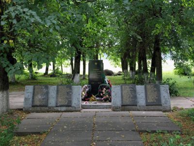 Братское захоронение советских воинов, погибших в 1919 г. и в 1941-44 гг.