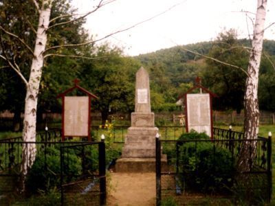 Братская могила 4 советских воинов, погибших в боях с фашистскими захватчиками