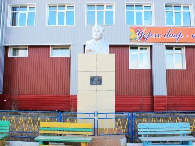 Памятный знак в честь Винокурова Ильи Егоровича, видного государственного деятеля ЯАССР