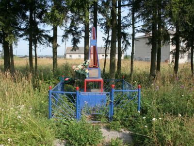 Памятный знак-обелиск на месте подвига и гибели Героя Советского Союза Федорова Тимофея Васильевича. В послевоенное время останки героя перенесены в Красносельский район г. Ленинграда