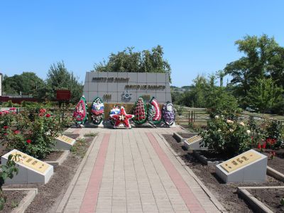 Братская могила советских воинов, погибших в боях с фашистскими захватчиками в 1943 году. Захоронено 43 человека, установлены имена 11 человек. Обелиск