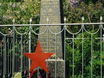 Могила семьи Щеголевых, расстрелянных фашистами в 1942 г. за спасение советского летчика