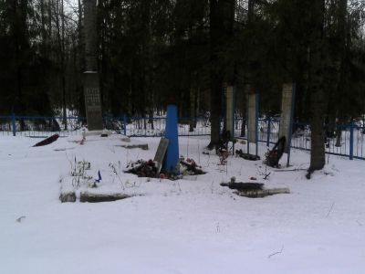 Братская могила А.Матюшкиной и А.Стафеевой, казненных фашистами