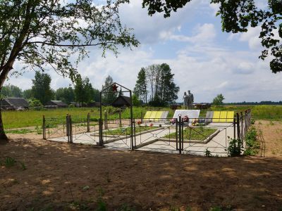 Братская могила воинов Советской Армии, погибших в 1944 г.