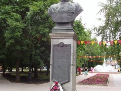 Бюст дважды Героя Советского Союза В.С.Петрова