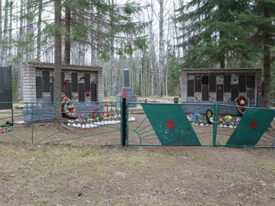 Воинское кладбище, где похоронены воины Советской Армии, погибшие в период Великой Отечественной войны 1941-1945 гг.