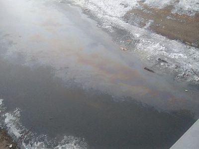 Нефтепродукты попали в реку Анкудинку в Среднеколымском районе Якутии