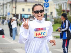 Сотни якутян в национальной одежде пробежали на марафоне Олонхо