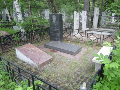 Могила Сидоренко Евгения Михайловича (1915-1978), Героя Социалистического Труда, строителя