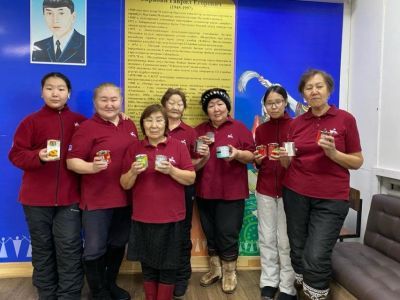 «Серебряные» волонтеры Чурапчинского района изготовили блиндажные свечи для бойцов СВО