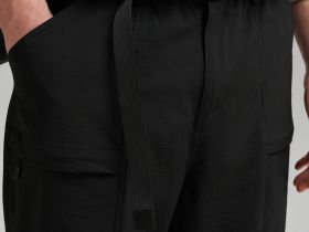 Брюки из технологичной ткани с водоотталкивающими свойствами